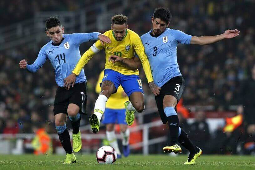 Neymar ma boisku Neymar podczas meczu Brazylii z Urugwajem