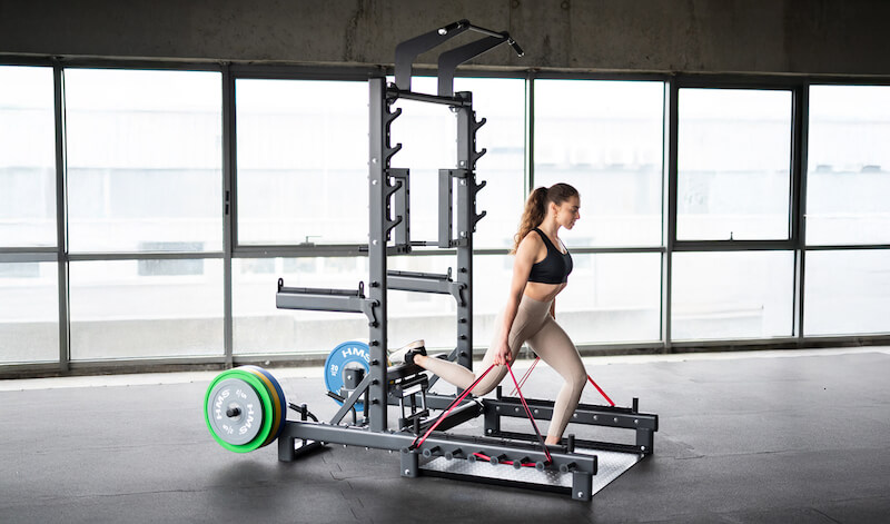 klatka treningowa z obciążeniem i gumami oporowymi do ćwiczeń hip thrust